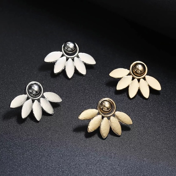 Unique “Spring Daisies” Cute Floral Stud Earring - Picture 4 of 4